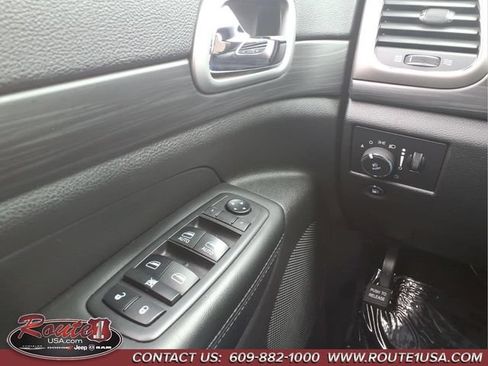 Used 2019 Jeep Grand Cherokee Laredo AWD/4WD image 26