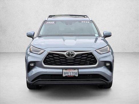 Used 2022 Toyota Highlander XLE AWD/4WD image 2