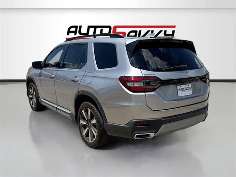 Used 2023 Honda Pilot Touring image 5