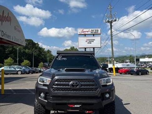 Used 2017 Toyota Tacoma SR5 AWD/4WD image 2