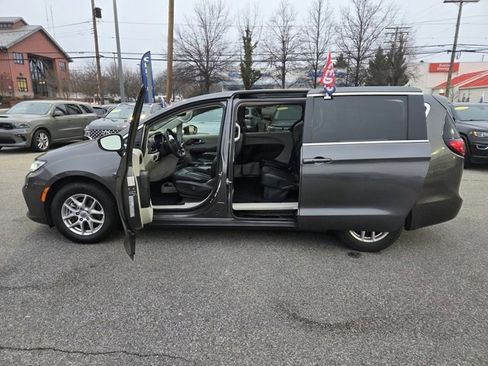 Used 2023 Chrysler Pacifica Touring-L image 28