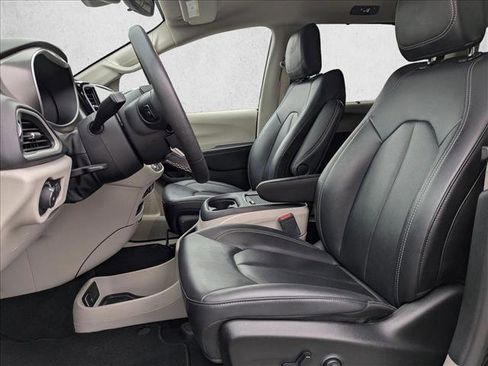 Used 2024 Chrysler Pacifica Touring-L image 25