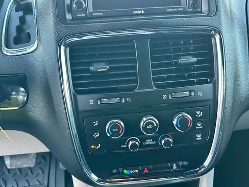 Used 2019 Dodge Grand Caravan SXT image 16