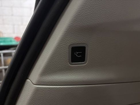 Used 2017 Chrysler Pacifica Platinum image 21