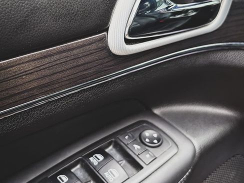 Used 2019 Jeep Grand Cherokee Overland w/ Interior Metal Package AWD/4WD image 8