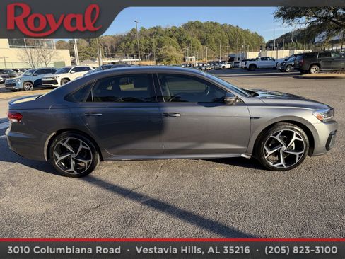 Certified 2021 Volkswagen Passat 2.0T R-Line image 4