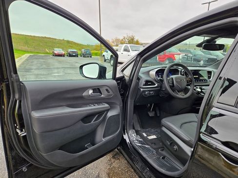 New 2026 Chrysler Pacifica Select w/ S Appearance Package image 9