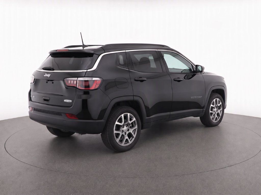 Used 2022 Jeep Compass Latitude w/ Sun and Sound Group AWD/4WD image 9