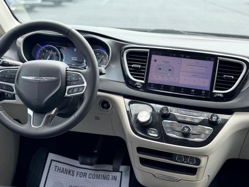 Used 2023 Chrysler Pacifica Touring-L FWD image 11