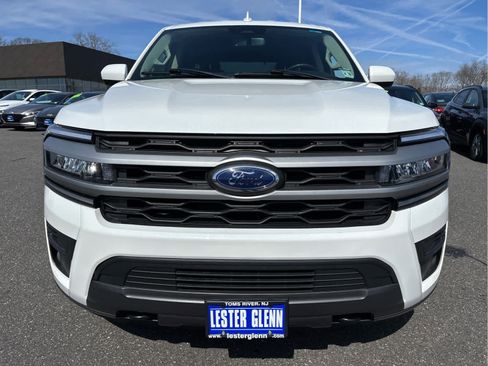 Used 2023 Ford Expedition XLT image 4
