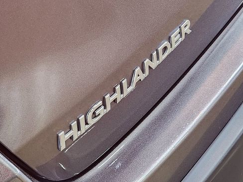 Used 2019 Toyota Highlander XLE FWD image 25