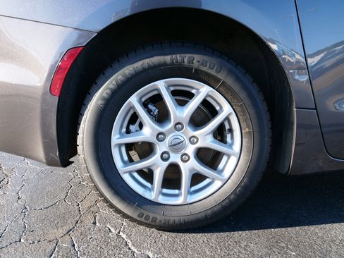 Used 2023 Chrysler Pacifica Touring-L image 11