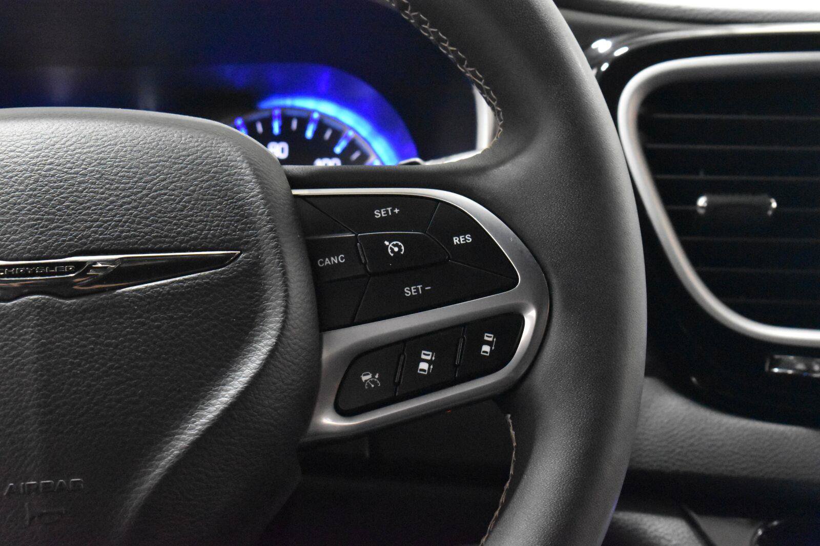 Used 2025 Chrysler Pacifica Select FWD image 9