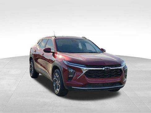 Used 2025 Chevrolet Trax LT w/ Driver Confidence Package FWD image 1