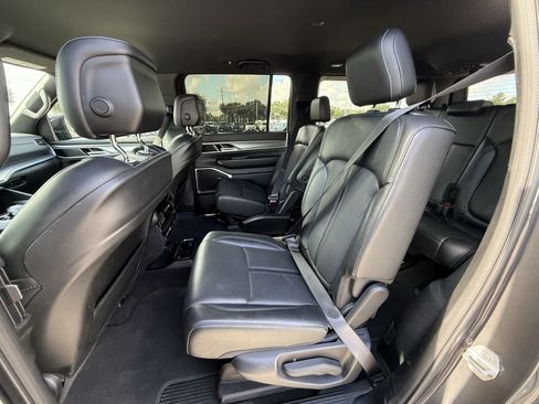 Used 2025 Jeep Wagoneer Series II AWD/4WD image 29