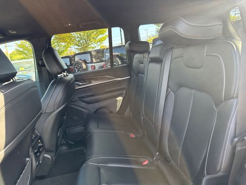 New 2025 Jeep Grand Cherokee Limited w/ Black Appearance Package image 31