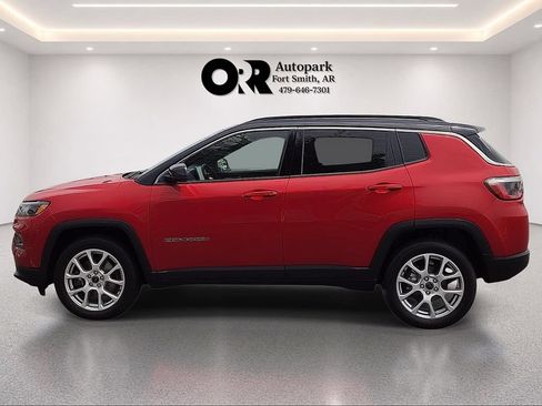 Used 2025 Jeep Compass Limited AWD/4WD image 3