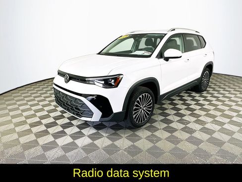 Used 2025 Volkswagen Taos SE FWD image 5