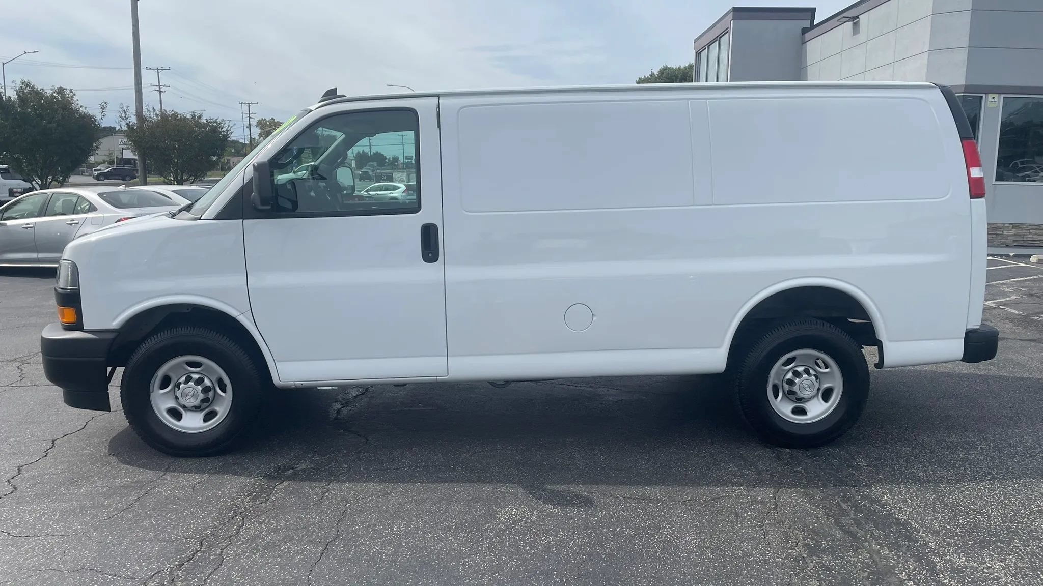Used 2020 Chevrolet Express 2500 RWD image 8