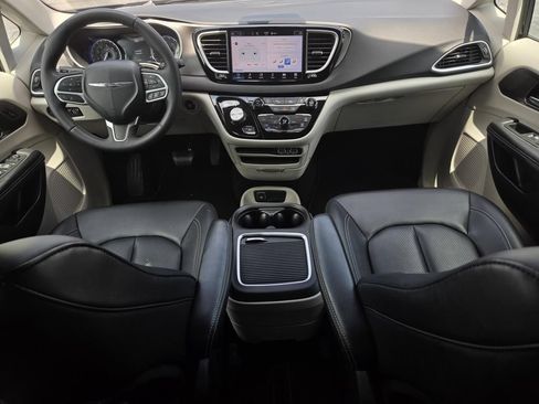 Used 2024 Chrysler Pacifica Touring-L FWD image 17