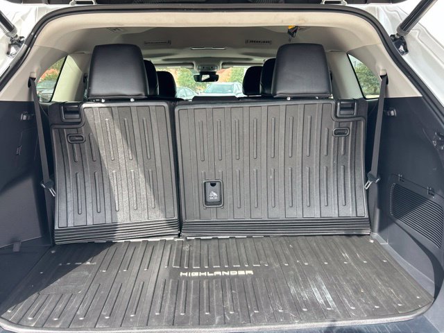 Used 2023 Toyota Highlander XLE AWD/4WD image 10