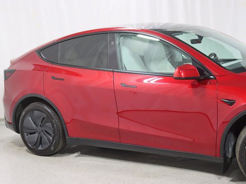 Used 2026 Tesla Model Y AWD image 3