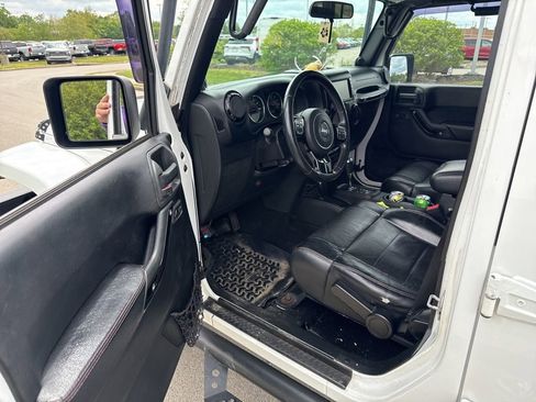 Used 2012 Jeep Wrangler Unlimited Sahara AWD/4WD image 5