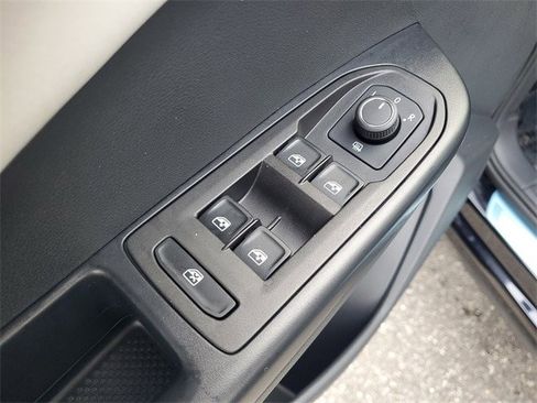 Certified 2025 Volkswagen Taos SE image 15