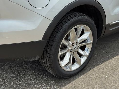 Used 2015 Ford Explorer XLT w/ Equipment Group 202B AWD/4WD image 42