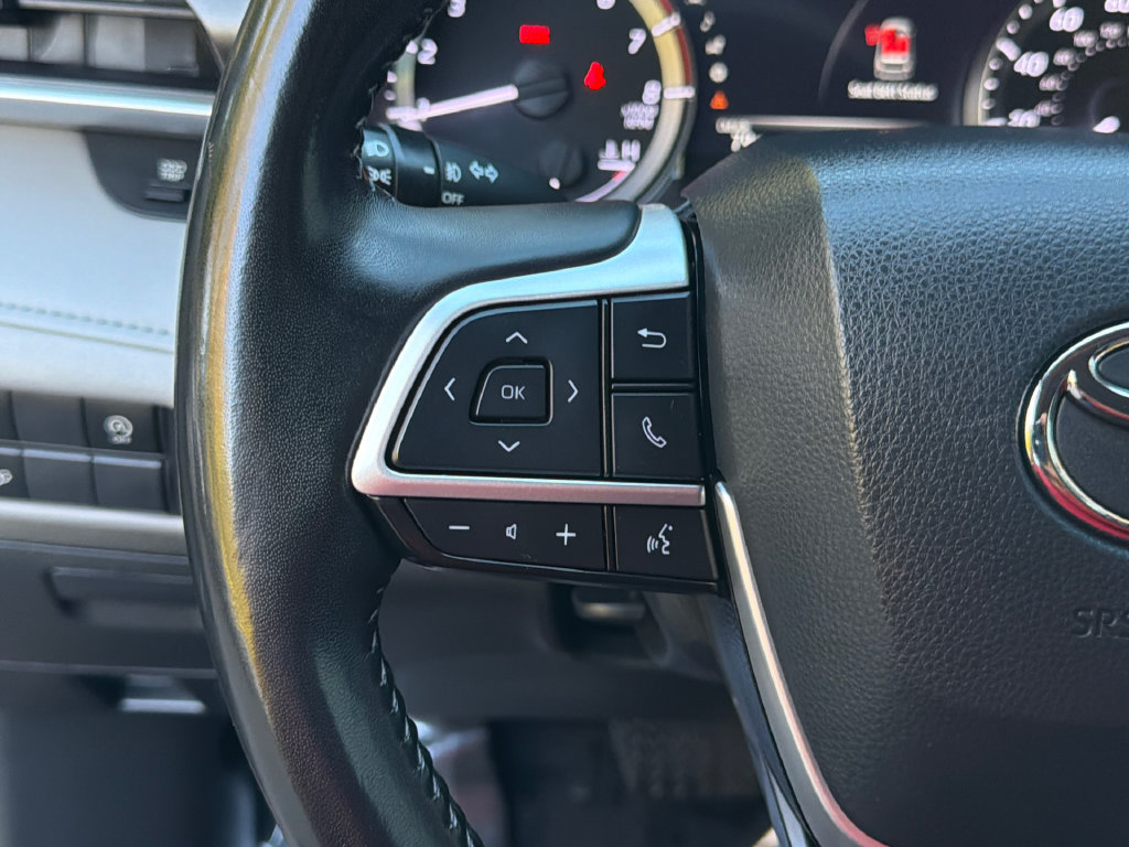 Used 2023 Toyota Highlander XLE AWD/4WD image 28