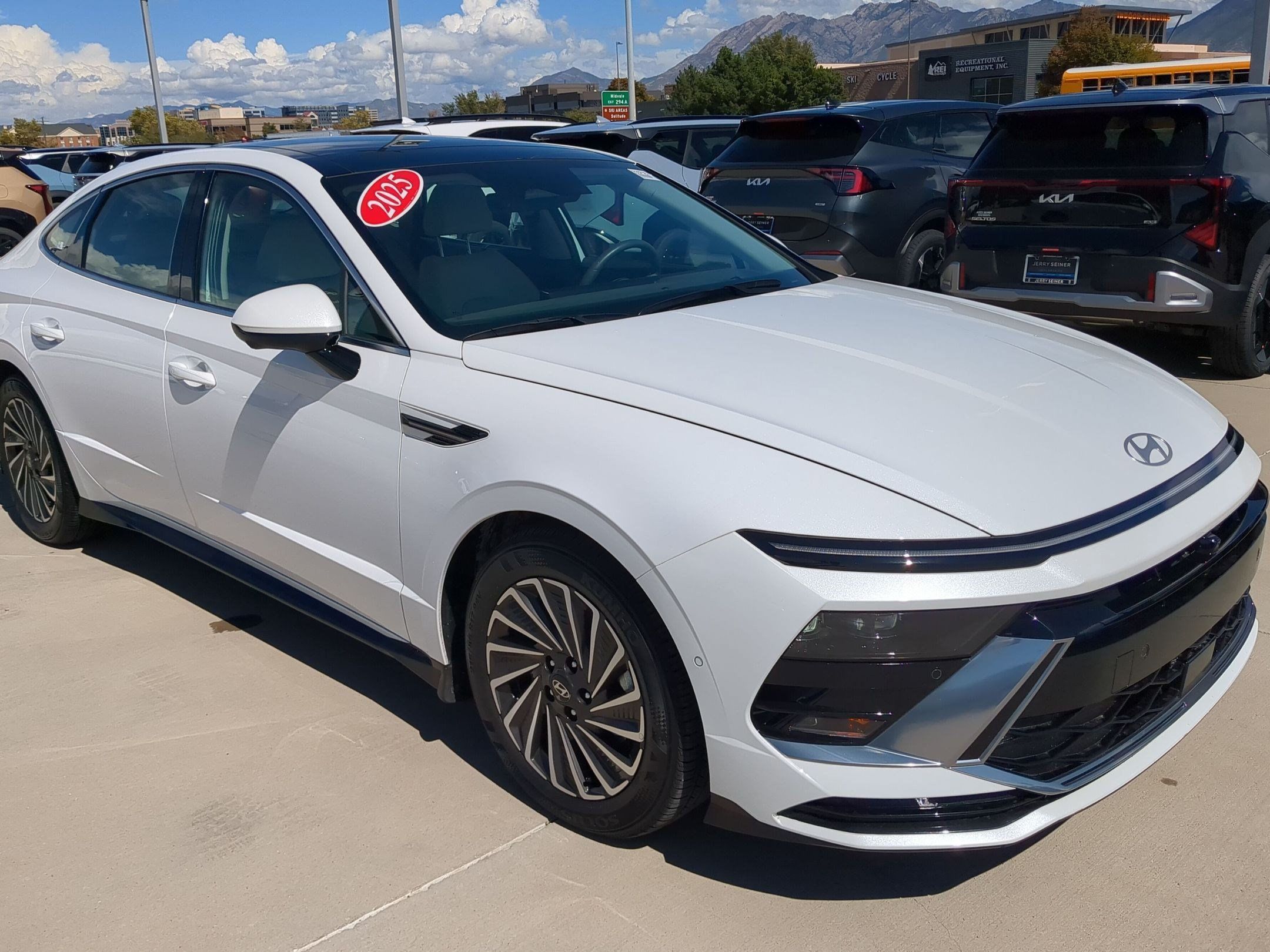 Used 2025 Hyundai Sonata Limited FWD image 8