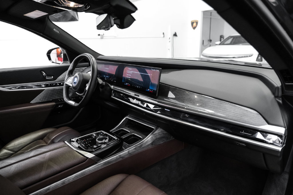 Used 2024 BMW i7 xDrive60 AWD/4WD image 14