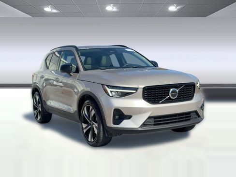 Certified 2023 Volvo XC40 B5 Plus w/ Climate Package AWD/4WD image 7