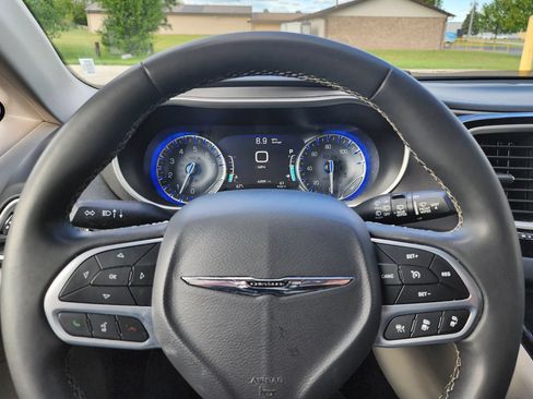 Used 2023 Chrysler Pacifica Touring-L FWD image 26