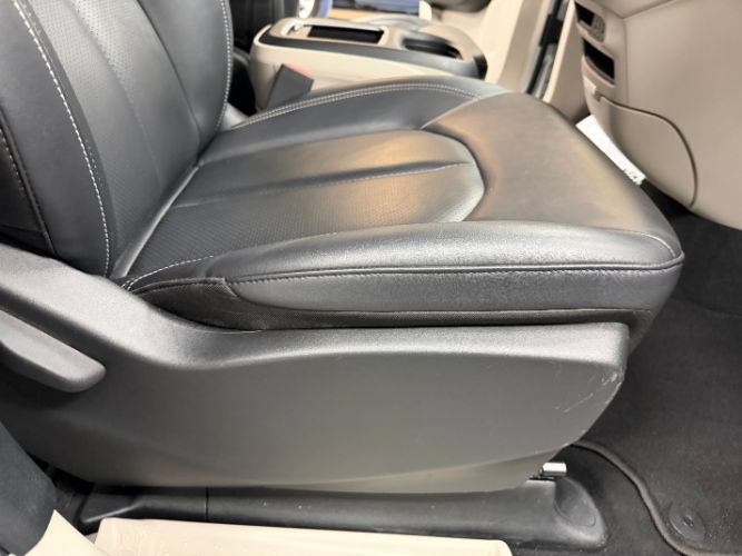 Used 2024 Chrysler Pacifica Touring-L FWD image 35