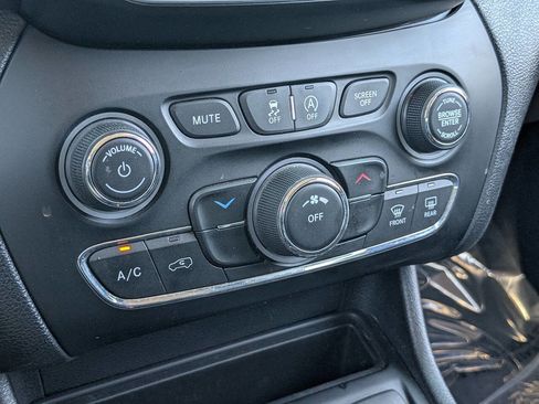 Used 2019 Jeep Cherokee Latitude Plus image 24