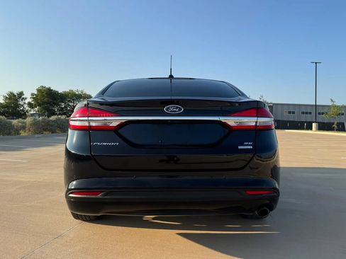 Used 2018 Ford Fusion SE w/ Fusion SE Technology Package FWD image 5