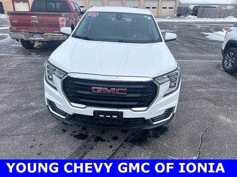 Used 2024 GMC Terrain SLE image 4