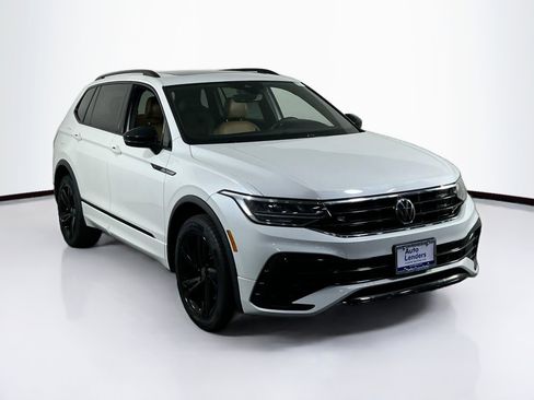 Used 2023 Volkswagen Tiguan SE R-Line image 3