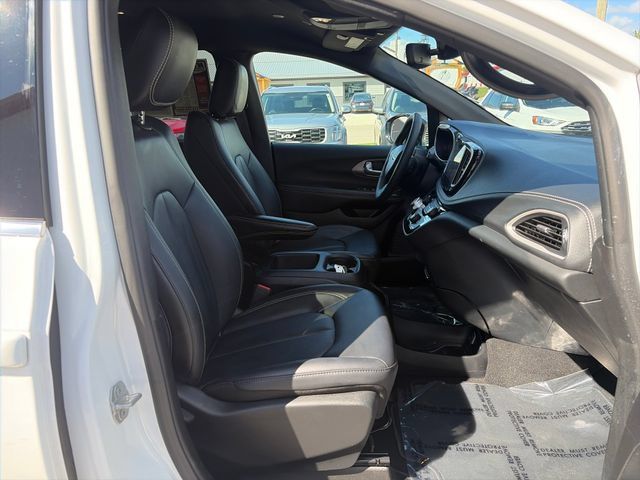Used 2025 Chrysler Pacifica Select FWD image 24