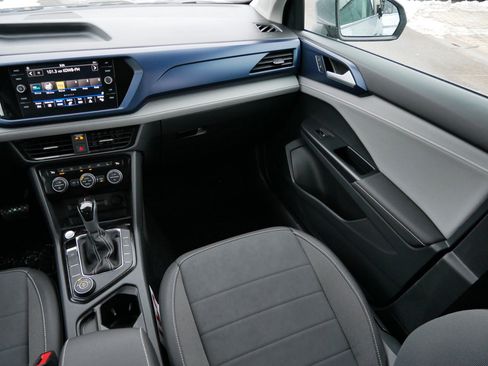 Used 2024 Volkswagen Taos SE w/ Panoramic Sunroof Package image 11