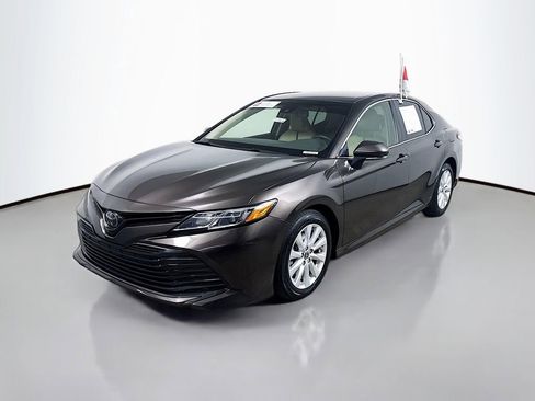 Certified 2018 Toyota Camry LE w/ Convenience Package image 3