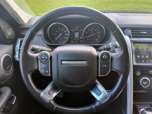 Used 2017 Land Rover Discovery HSE image 13