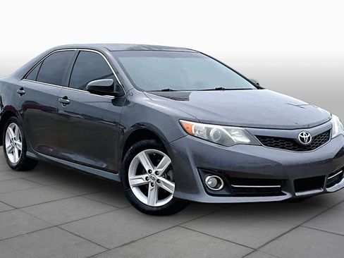 Used 2012 Toyota Camry SE FWD image 2