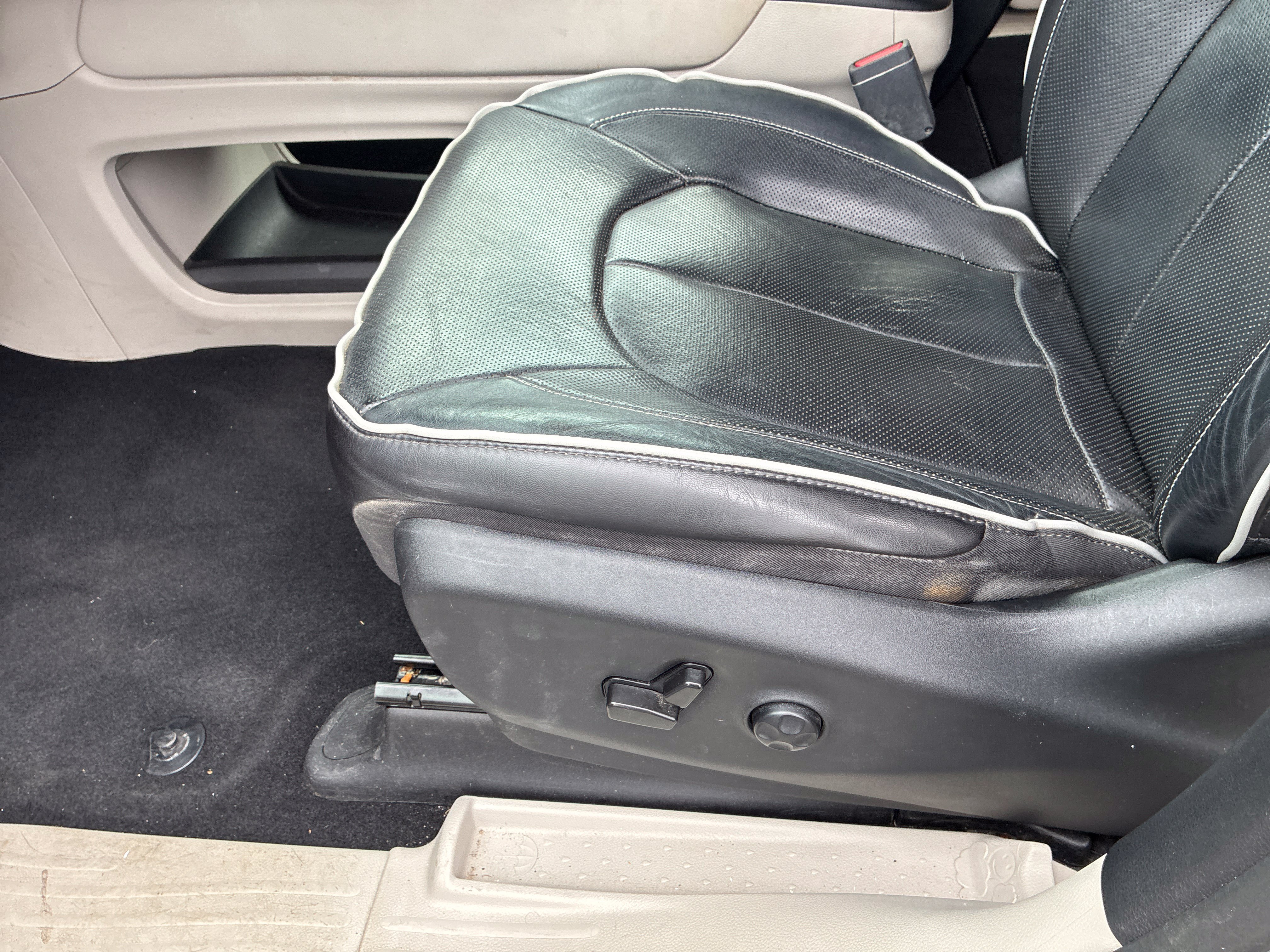 Used 2022 Chrysler Pacifica Limited FWD image 14