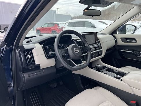 Used 2022 Nissan Pathfinder SV image 10
