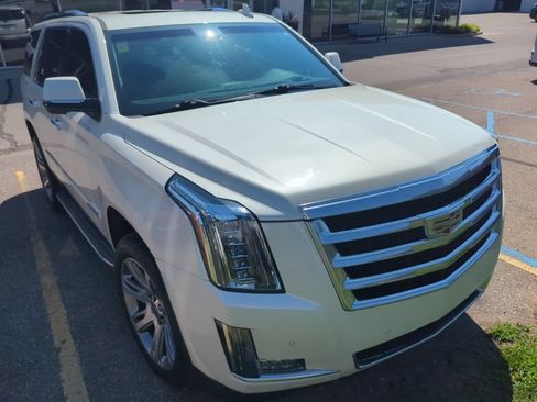 Used 2015 Cadillac Escalade Luxury AWD/4WD image 3