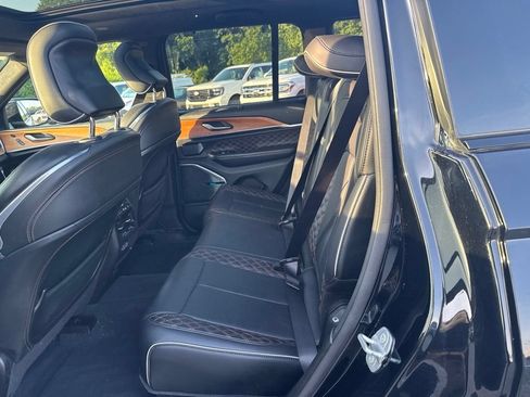 Used 2023 Jeep Grand Cherokee Summit AWD/4WD image 10