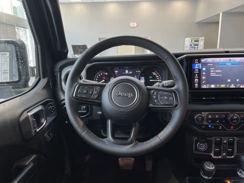 Used 2024 Jeep Wrangler Unlimited w/ Convenience Group AWD/4WD image 18