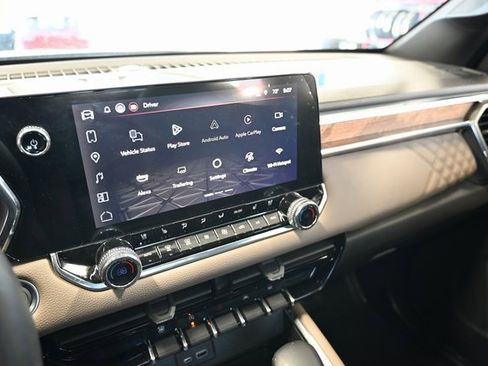 Used 2025 GMC Canyon Denali image 18